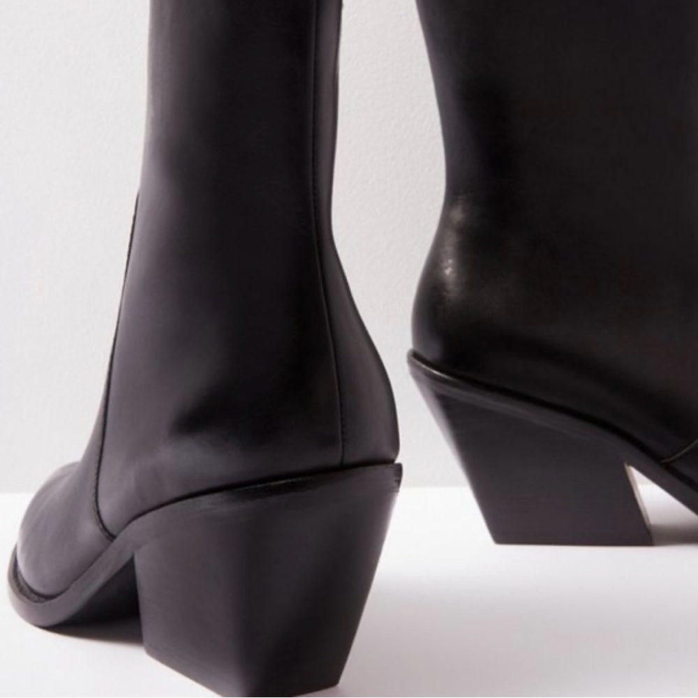 Dolce Vita Black Bootie sz 9
Vikram - Picture 2 of 4